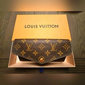 LV Sarah Wallet with Fuschia interior